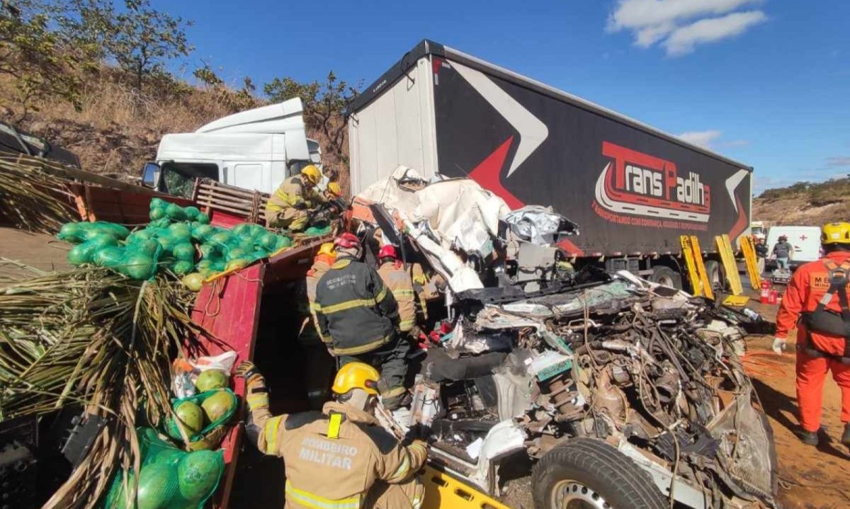 Acidente com van de pacientes aconteceu na descida perigosa da Serra de Francisco S&aacute;, na BR-251 -  (crédito: Corpo de Bombeiros/divulga&ccedil;&atilde;o)