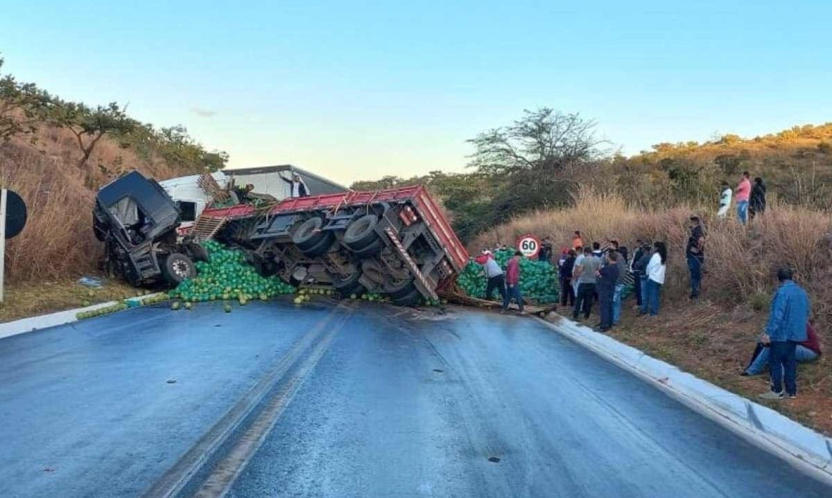 Acidente com van e dois caminhões aconteceu no trecho perigoso da Serra de Francisco Sá, na BR 251 -  (crédito: redes sociais/divulgação)