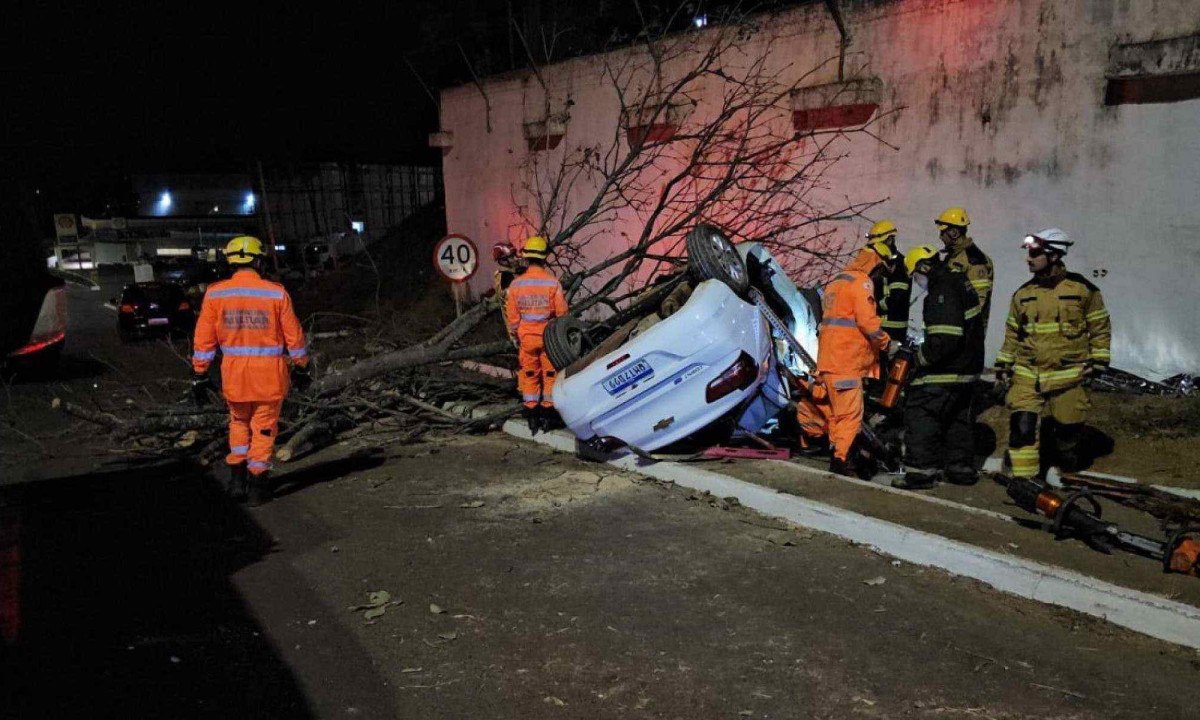 Vídeo: dois jovens morrem e mais duas pessoas ficam feridas em capotamento -  (crédito: Rede de Noticias)