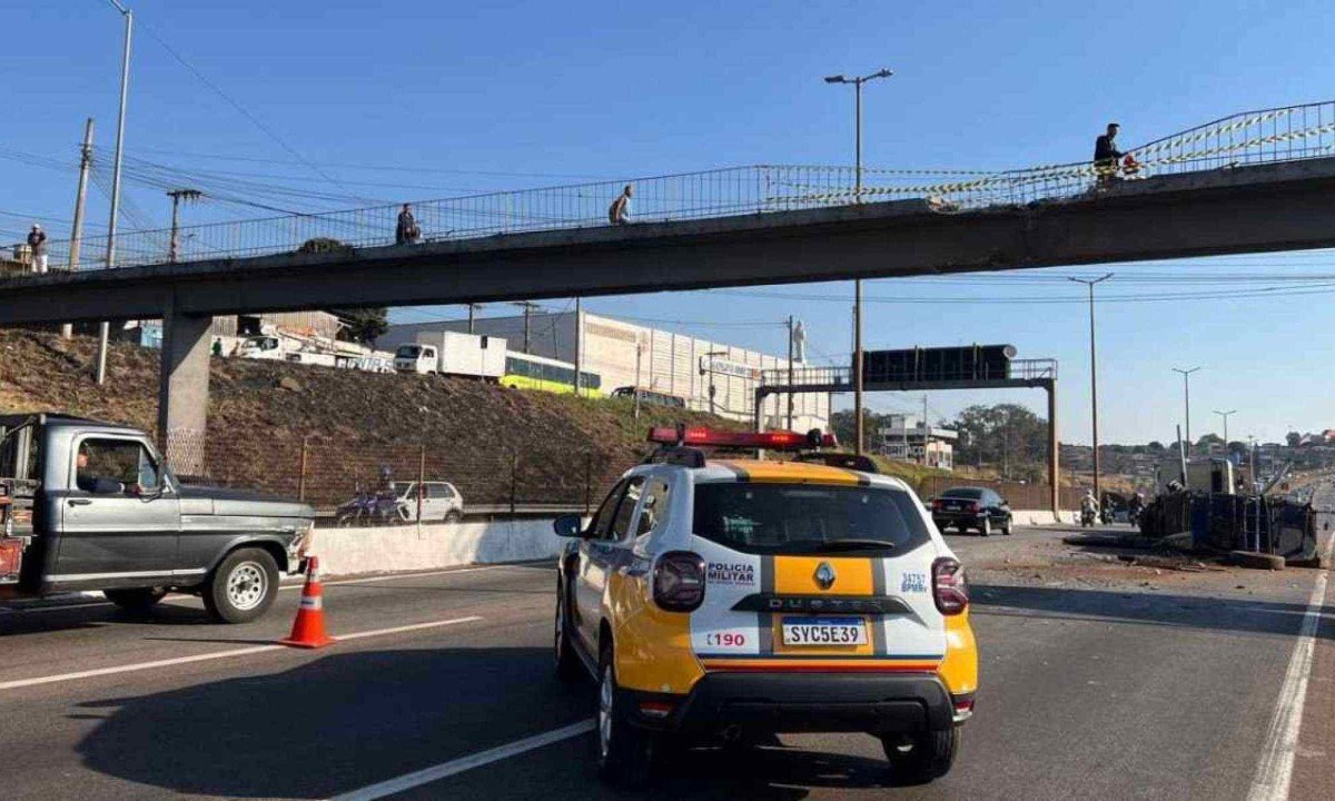 A parte de trás da carreta, um grande container, teria se levantado ao passar pela passarela -  (crédito: Edesio Ferreira /EM/D.A Press)