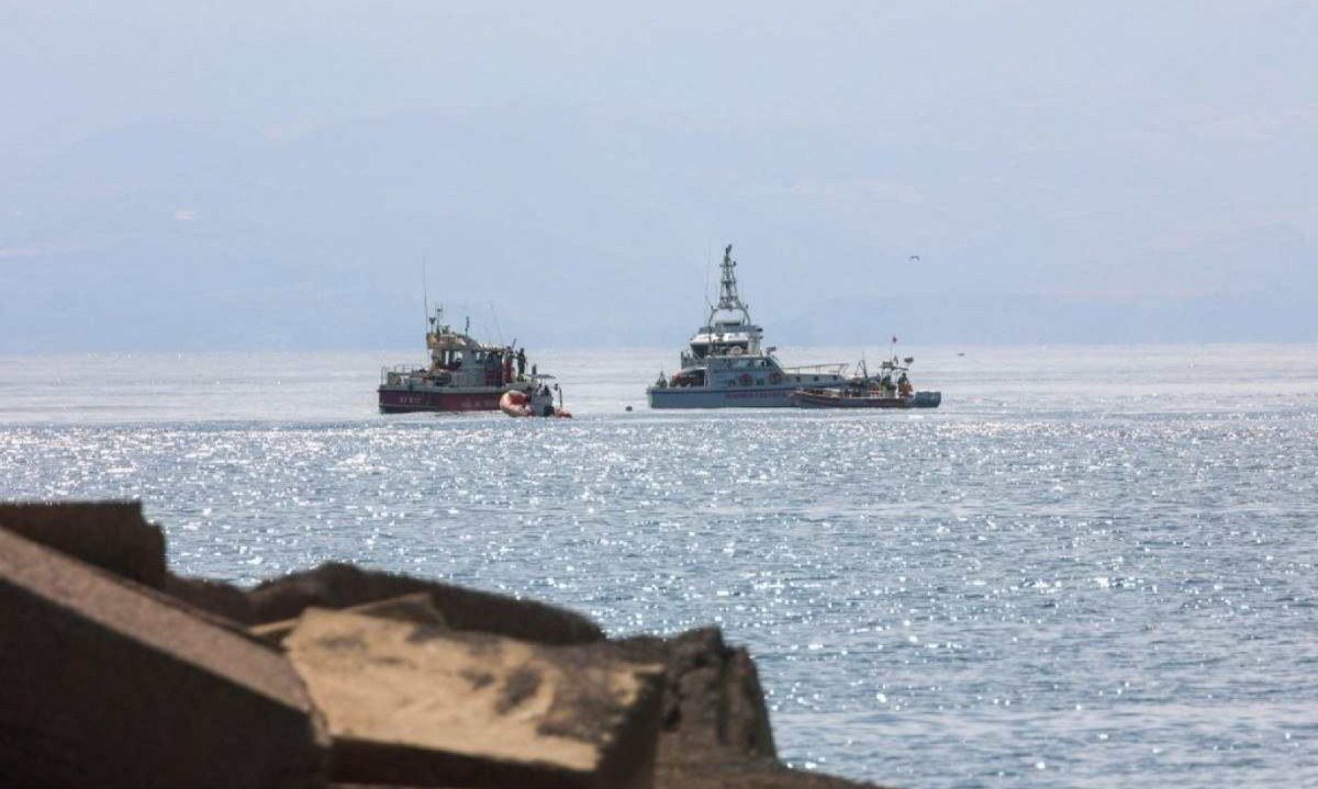 Barco da Guarda Costeira e um dos Bombeiros procuram outras seis pessoas desaparecidas após recuperar uma vítima devido ao naufrágio de um veleiro na Sicília -  (crédito: Igor Petyx / ANSA / AFP)