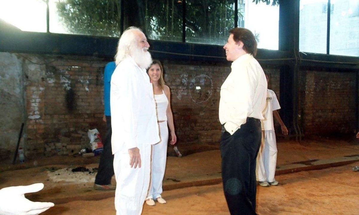 Encontro entre o diretor José Celso Martinez Corrêa e Silvio Santos para discutirem o projeto de criação de um centro cultural e da construção de um centro comercial circundando o prédio do Teatro Oficina, ocorrido em 2004 -  (crédito: Eliana Calligaris/Folhapress)