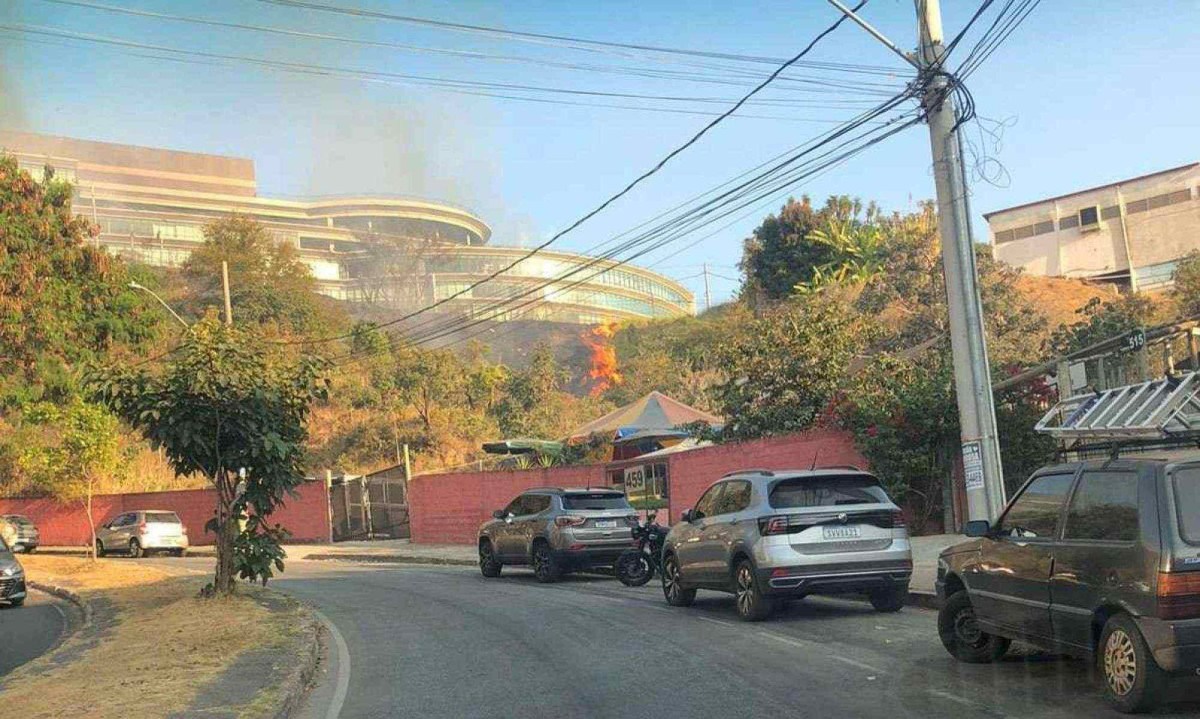 Incêndio no Buritis foi combatido por residentes da região -  (crédito: Arquivo pessoal)