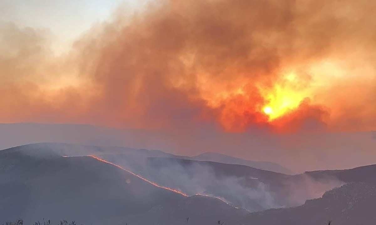 Visitação ao Parque Nacional da Serra do Cipó é suspensa devido a incêndio de grandes proporções no local -  (crédito: Redes Sociais/Reprodução)