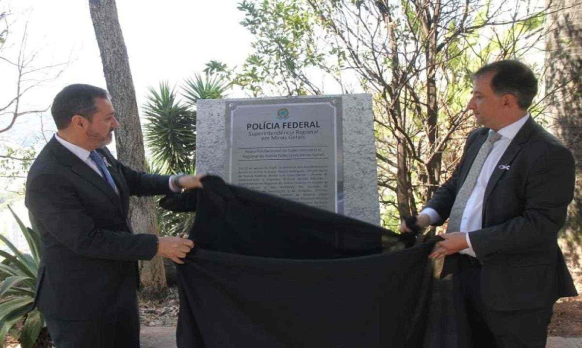 Audrei Rodrigues, superintendentegeral da Polícia Federal, e Richard Macedo, superintendente em Minas, lançam a pedra fundamental -  (crédito: Jair Amaral/EM/D. A. Press)