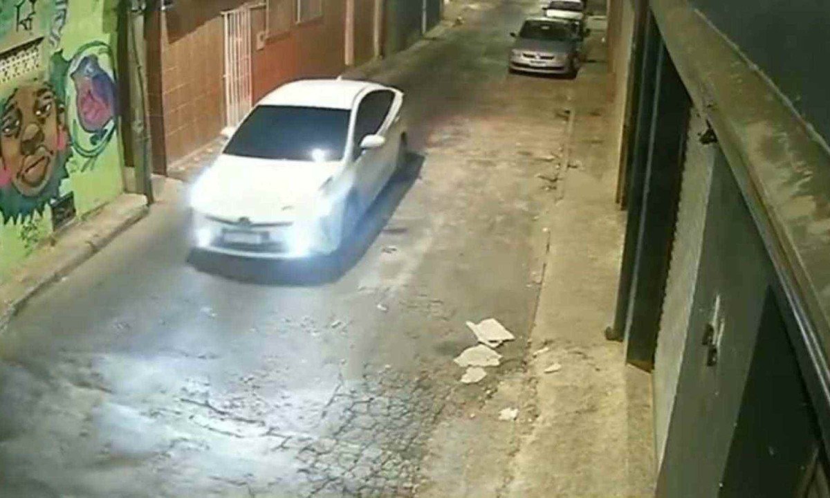 Com imagens de câmeras de segurança da região, a PM identificou a placa do carro usado pelo homem e, horas depois do crime, ele foi encontrado  -  (crédito: Reprodução)