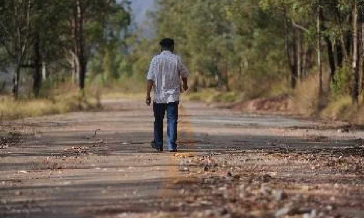 A solidão não é um problema que afeta apenas idosos. Entre moradores de rua, a morte solitária é uma realidade frequente. Sem acesso a cuidados médicos adequados, sem vínculos familiares e socialmente isolados, esses indivíduos são especialmente vulneráveis -  (crédito: Leandro Couri/EM/D.A Press)