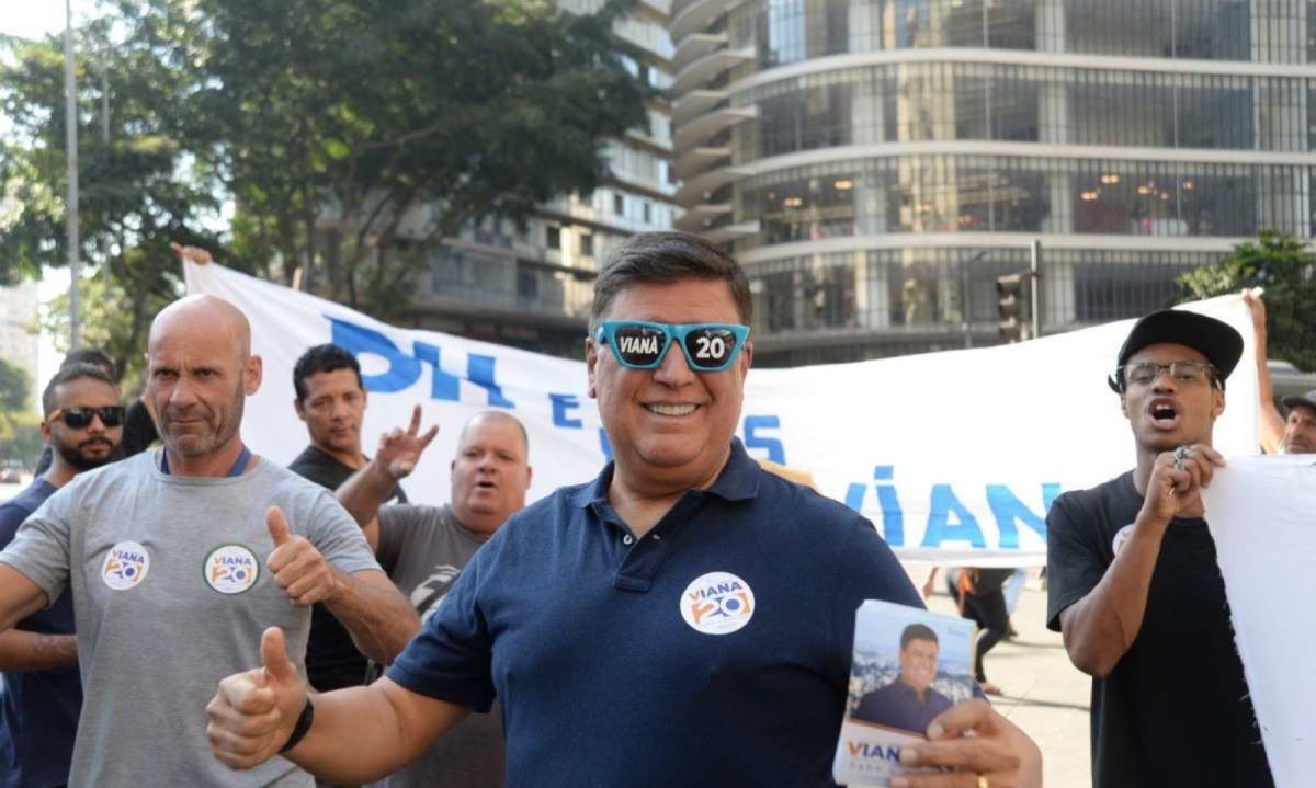 Candidato Carlos Viana faz campanha na Praça Sete e promete revitalizar centro de BH -  (crédito: Túlio Vieira/EM/D.A Press)