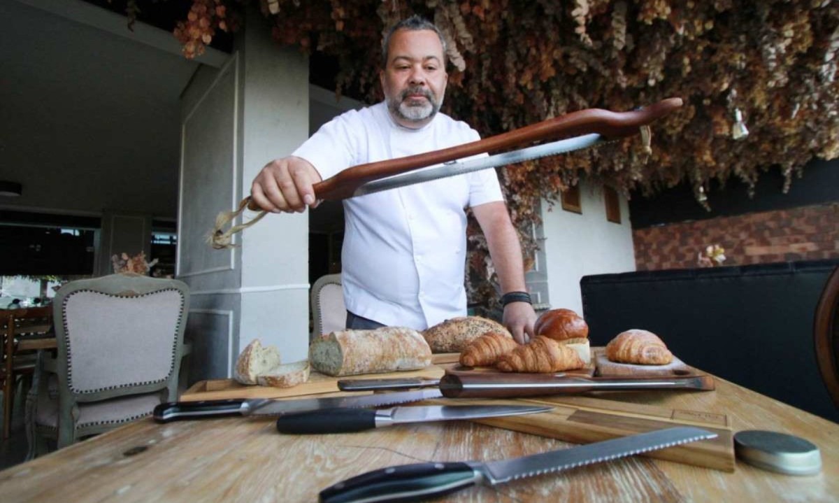 Até uma faca medieval, inspirada no desenho do arco do violino, tem na cozinha de Ronaldo Souza, da Du Pain -  (crédito: Edésio Ferreira/EM/D.A Press)