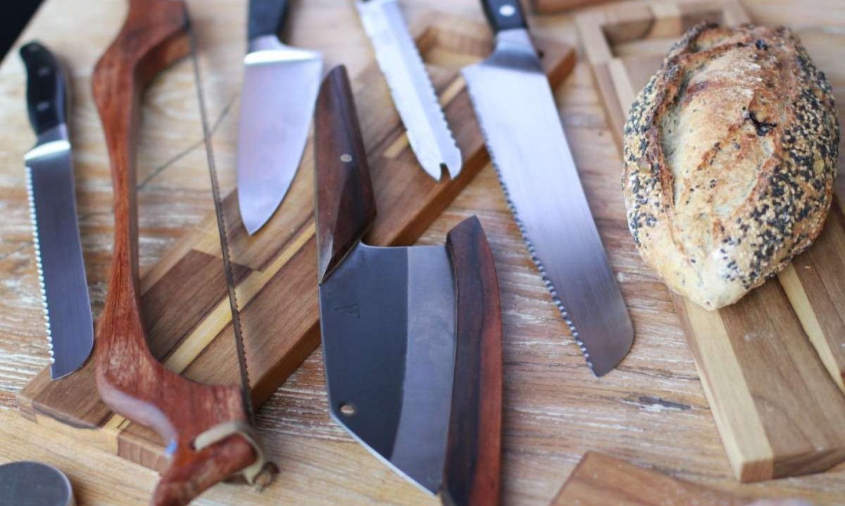 As facas de serra são mais indicadas para cortar pães com crosta