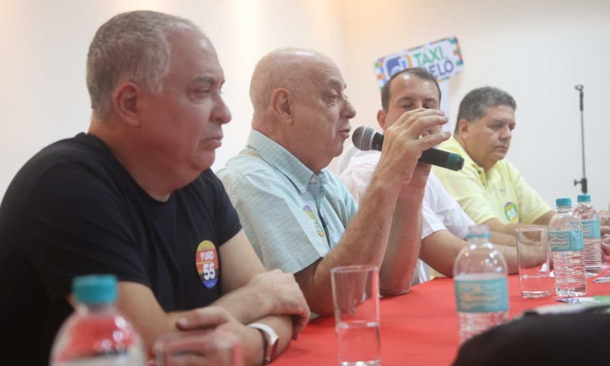 Prefeito e candidato à reeleição Fuad Noman vai a Sindicato dos Taxistas junto de seu vice Álvaro Damião -  (crédito: Marcos Vieira/EM/D.A Press)