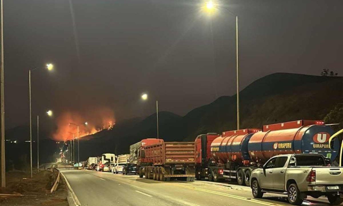 Incêndio na Serra da Moeda provoca paralização no trânsito na BR-040 -  (crédito: CBMMG/Divulgação)