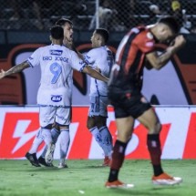 Dinenno marca duas vezes e garante empate do Cruzeiro diante do Vitória - Foto: Gustavo Aleixo/Cruzeiro -  (crédito: Foto: Gustavo Aleixo/Cruzeiro)