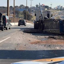 Carreta bate em passarela e interdita Anel de BH - Edesio Ferreira /EM/D.A Press