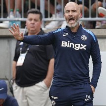 Enzo Maresca no comando do Chelsea, que estreou com derrota na Premier League -  (crédito:  - Foto: Kamil Krzaczynski/AFP via Getty Images)