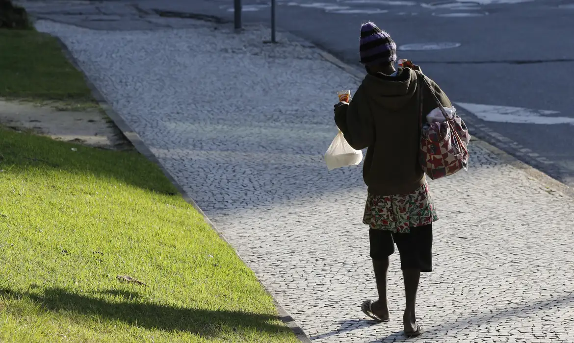 Em dia de luta, defensores públicos atendem morador de rua na calçada -  (crédito: EBC)