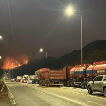 Incêndio segue destruindo vegetação na Serra da Moeda - CBMMG/Divulgação