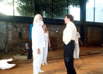 Encontro entre o diretor José Celso Martinez Corrêa e Silvio Santos para discutirem o projeto de criação de um centro cultural e da construção de um centro comercial circundando o prédio do Teatro Oficina, ocorrido em 2004 -  (crédito: Eliana Calligaris/Folhapress)