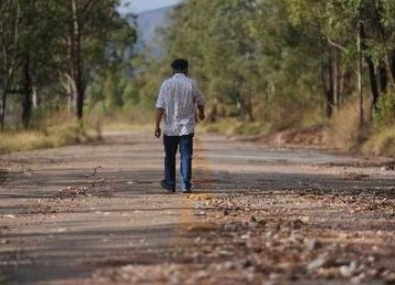 A solidão não é um problema que afeta apenas idosos. Entre moradores de rua, a morte solitária é uma realidade frequente. Sem acesso a cuidados médicos adequados, sem vínculos familiares e socialmente isolados, esses indivíduos são especialmente vulneráveis -  (crédito: Leandro Couri/EM/D.A Press)