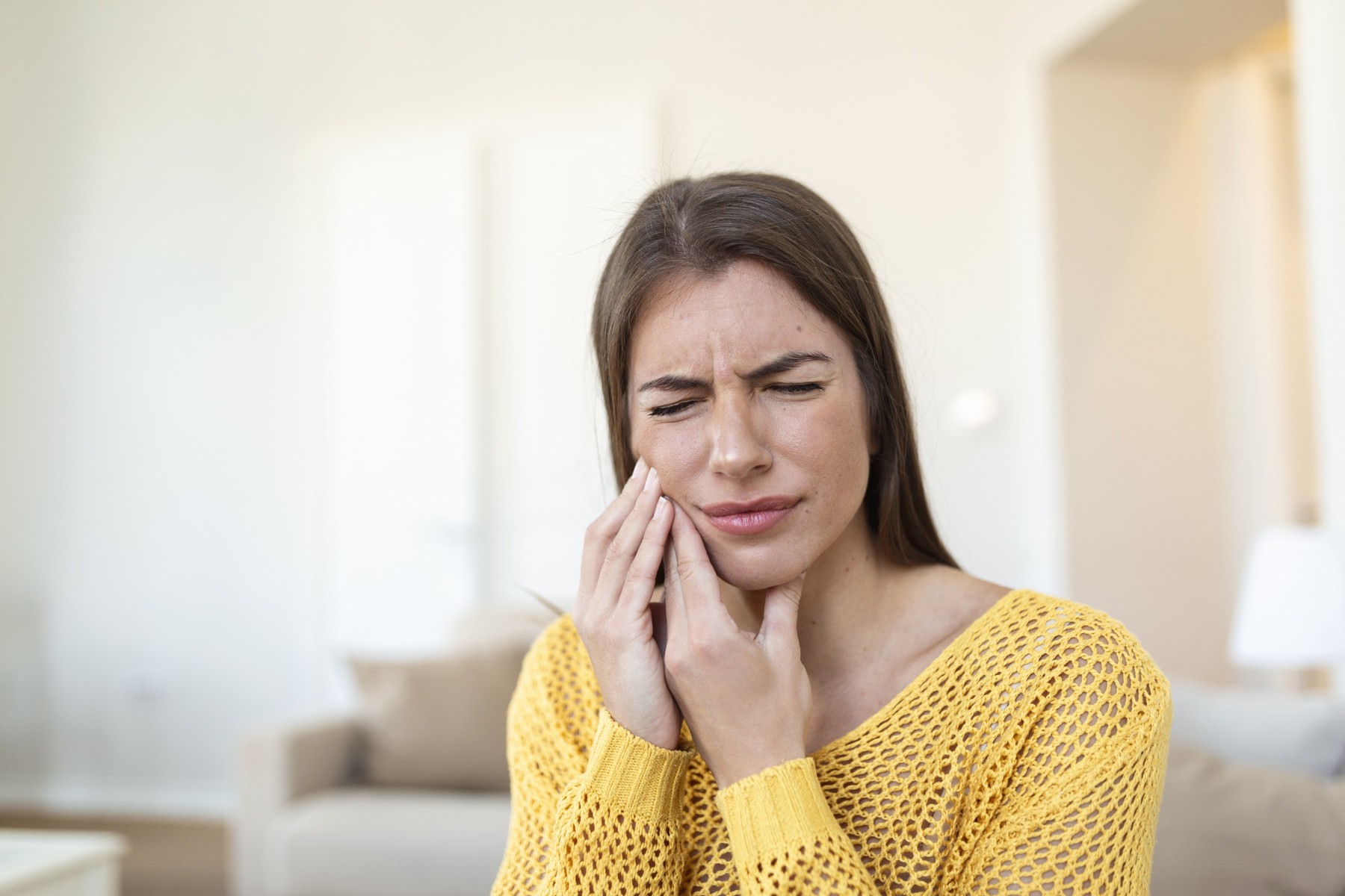  Tooth Pain And Dentistry. Beautiful Young Woman Suffering From Terrible Strong Teeth Pain, Touching Cheek With Hand. Female Feeling Painful Toothache. Dental Care And Health Concept. High Resolution
     -  (crédito: DINO)