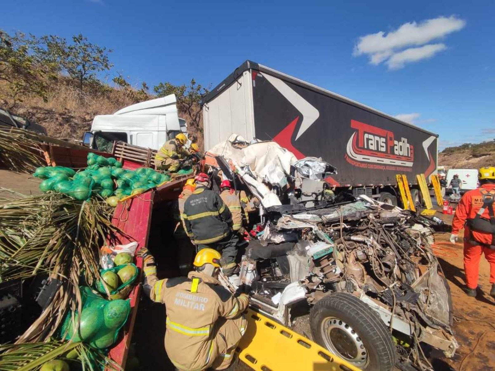 Sobe para seis o número de mortos em acidente com van em MG