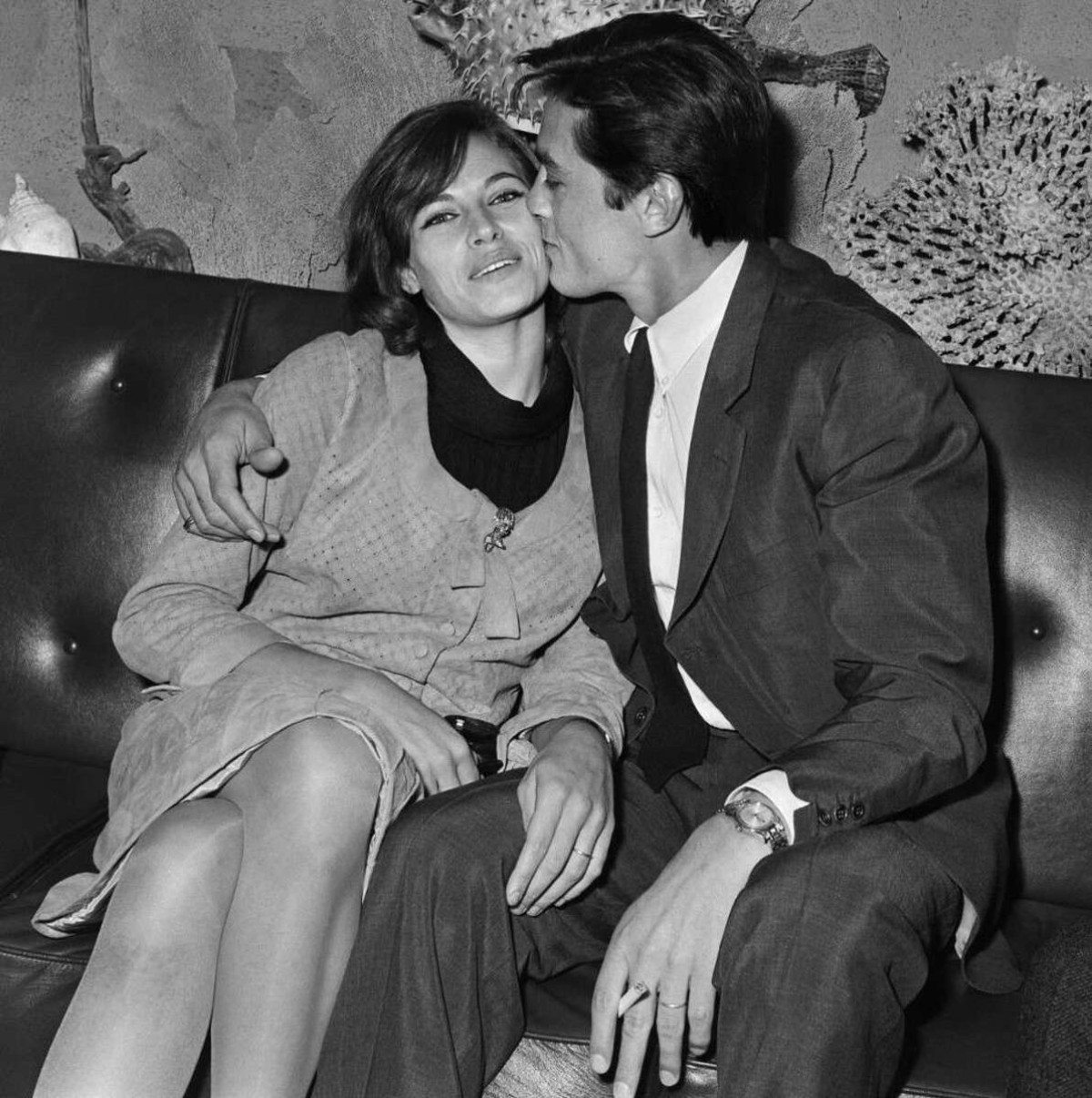 Alain Delon beijando a mulher, Nathalie, em 1965. Ator morreu nesse domingo (18), aos 88 anos  -  (crédito:  AFP)