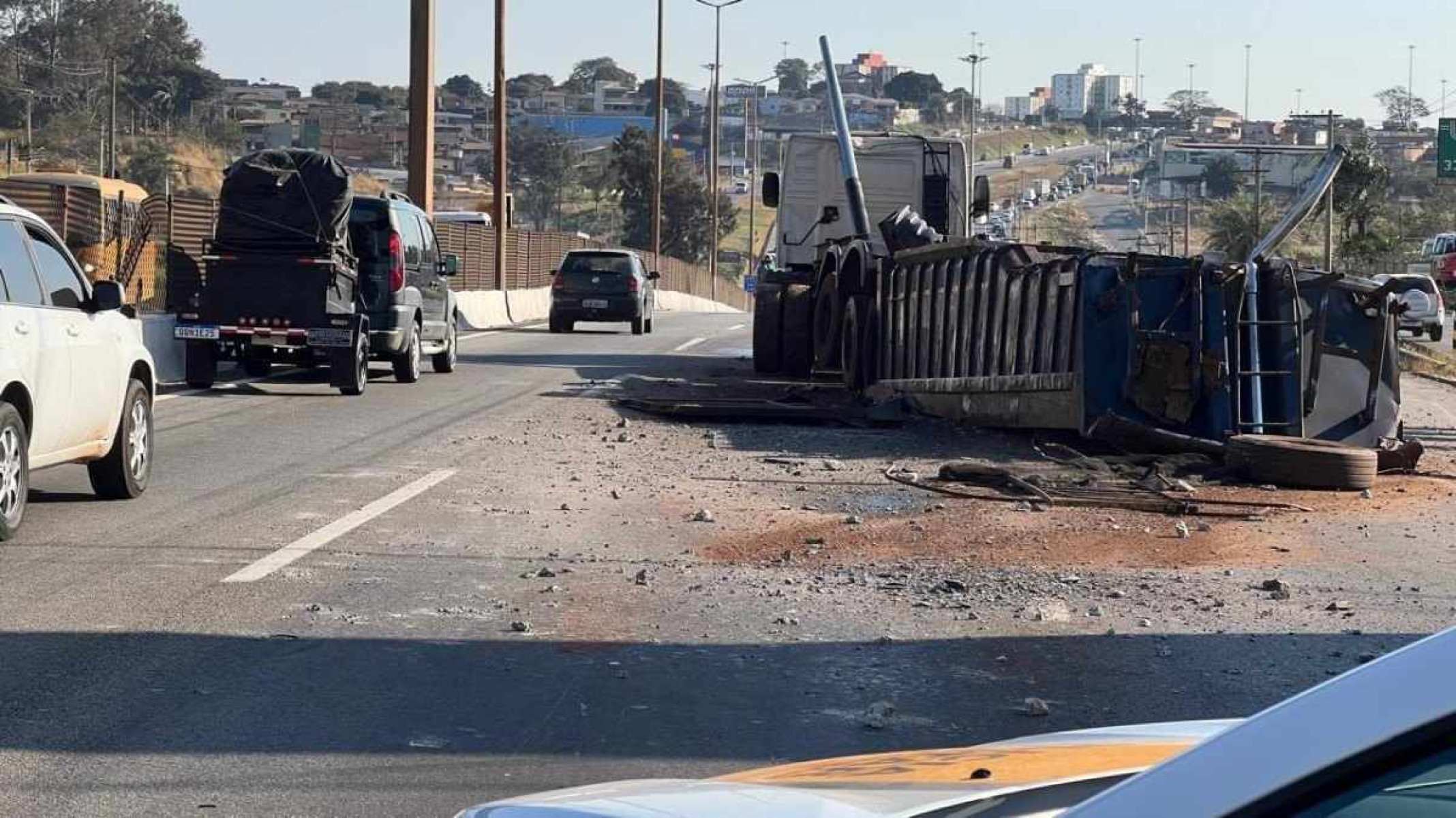 Carreta bate em passarela e interdita Anel de BH