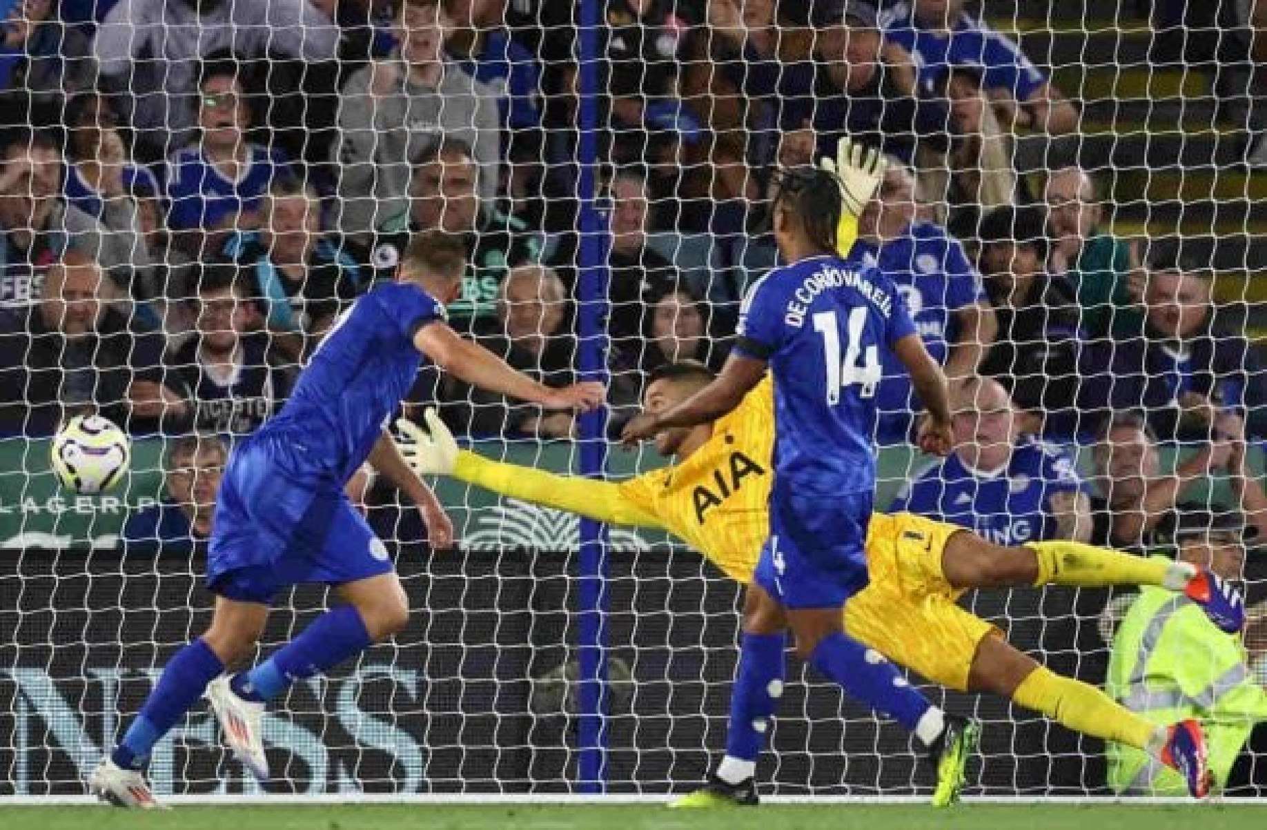 Tottenham leva gol de Vardy e fica no empate com recém-promovido Leicester