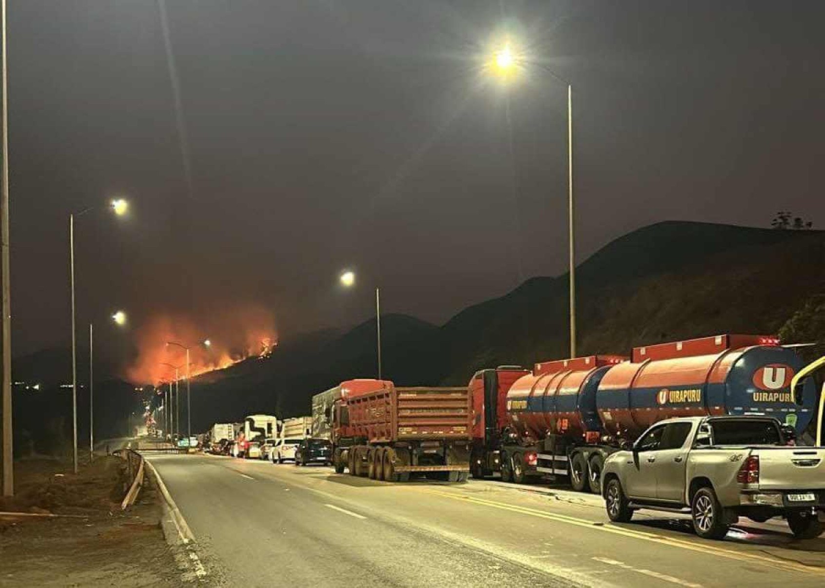 Incêndio segue destruindo vegetação na Serra da Moeda