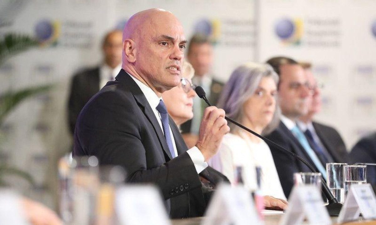 Moraes votando em 2022; a atual presidente do TSE, a ministra Cármen Lúcia, defendeu o colega por sua atuação na eleição geral -  (crédito: Antonio Augusto/Secom/TSE)