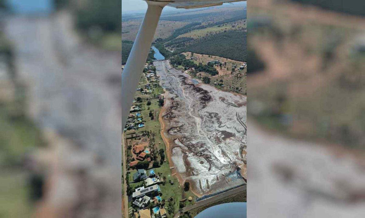 Rompimento da barragem derramou água e lama, que formaram um rio e atingiram casas do condomínio de luxo -  (crédito: Reprodução/Redes sociais)