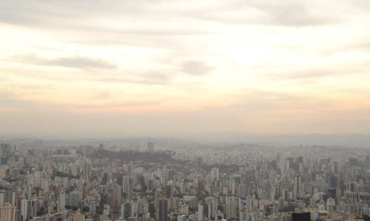 A previsão para esta terça-feira (20/8) em BH é de céu claro e névoa seca, de acordo com o Inmet -  (crédito: Tulio Santos/EM/D.A.Press)