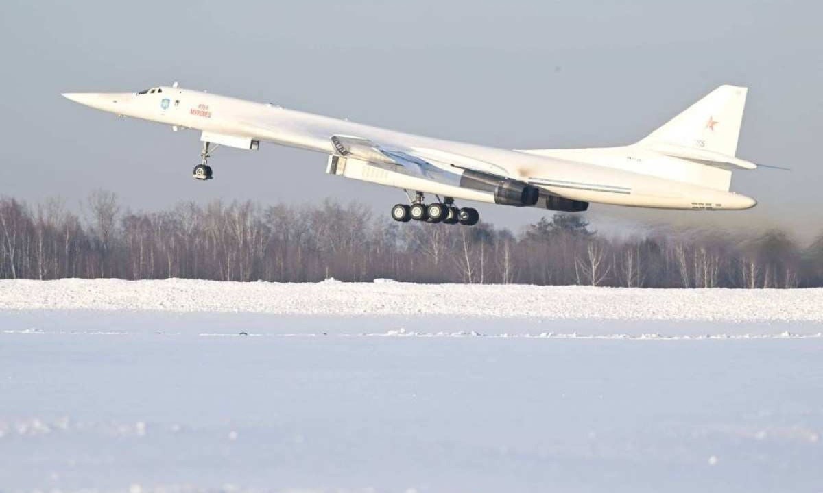 Um bombardeiro com capacidade de ataque nuclear Tu-160M decola de Kazan com Vladimir Putin a bordo  -  (crédito: Dmitri Azarov - 22.fev.2024/Pool/AFP)