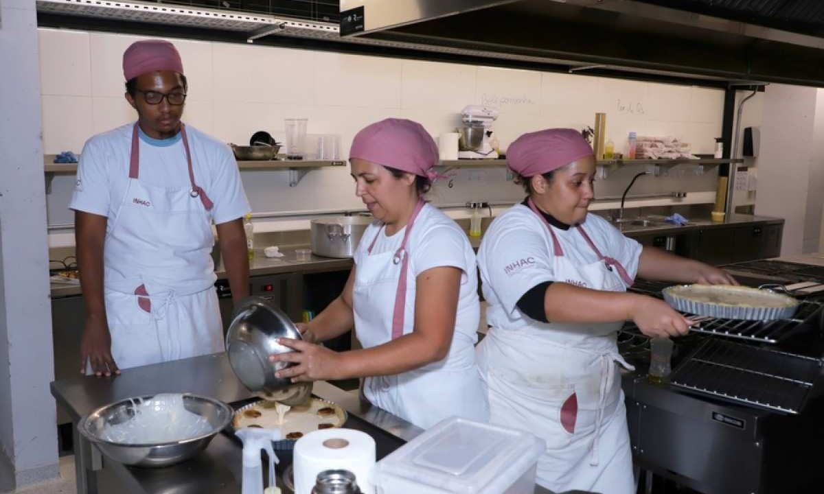 Os alunos do Curso Técnico de Gastronomia do INHAC (Instituto de Hospitalidade e Artes Culinárias) participam do Café-escola