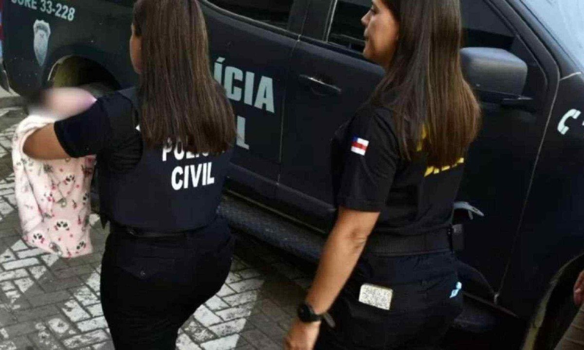 Mãe entregou recém-nascido a duas mulheres como forma de quitar divida de drogas que tinha com a dupla -  (crédito: Polícia Civil do Amazonas/Divulgação)