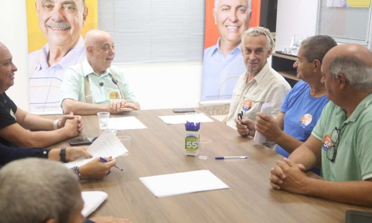 Fuad se reuniu com representantes da Feira Hippie nesta terça-feira (20/8) -  (crédito: Marcos Vieira/EM/D.A Press)