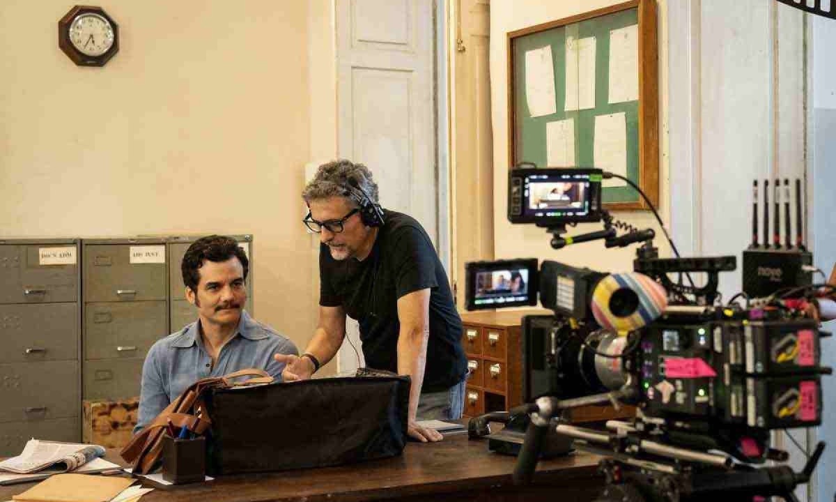 Wagner Moura e Kleber Mendonça Filho no set do filme "O agente secreto", que trouxe o ator, que mora nos EUA, para trabalhar no Brasil -  (crédito: Victor Jucá/divulgação)