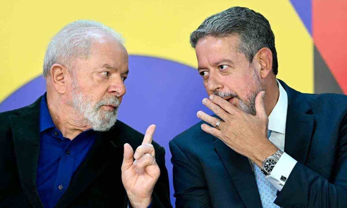 Lula e Lira tentam entrar em acordo sobre as emendas -  (crédito: EVARISTO SÁ/AFP)