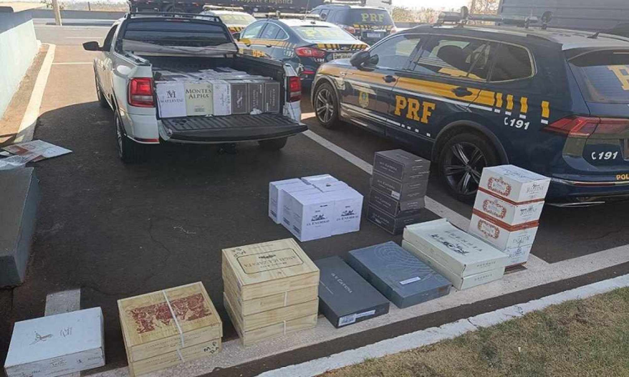 Motorista flagrado com 393 garrafas de vinho importado e sem nota