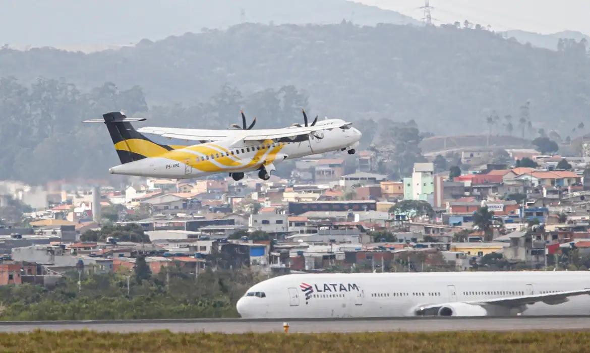 Avião da Voepass faz pouso de emergência em cidade mineira