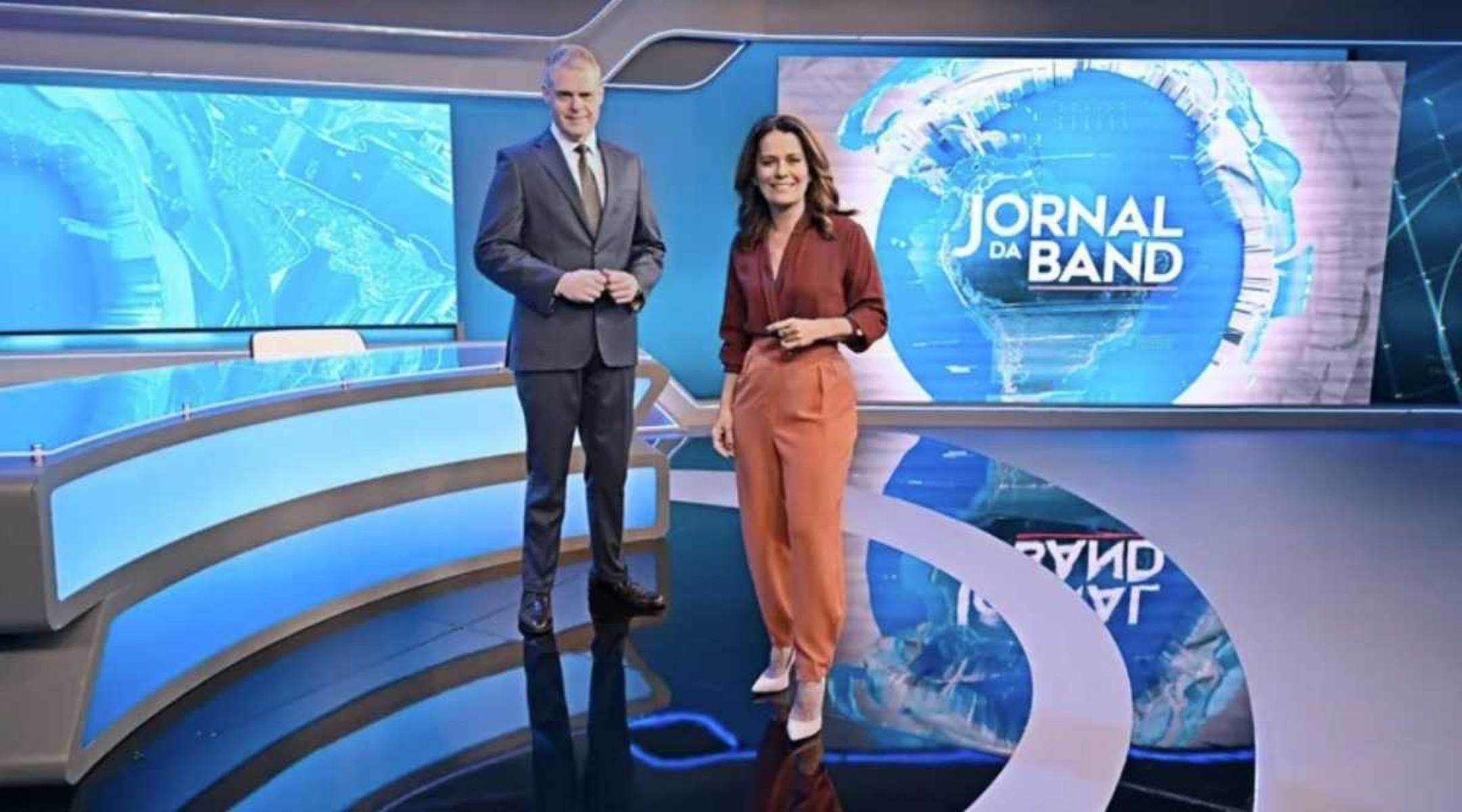 Adriana Araújo e Eduardo Oinegue apresentam o Jornal da Band -  (crédito: Reprodução/Band)