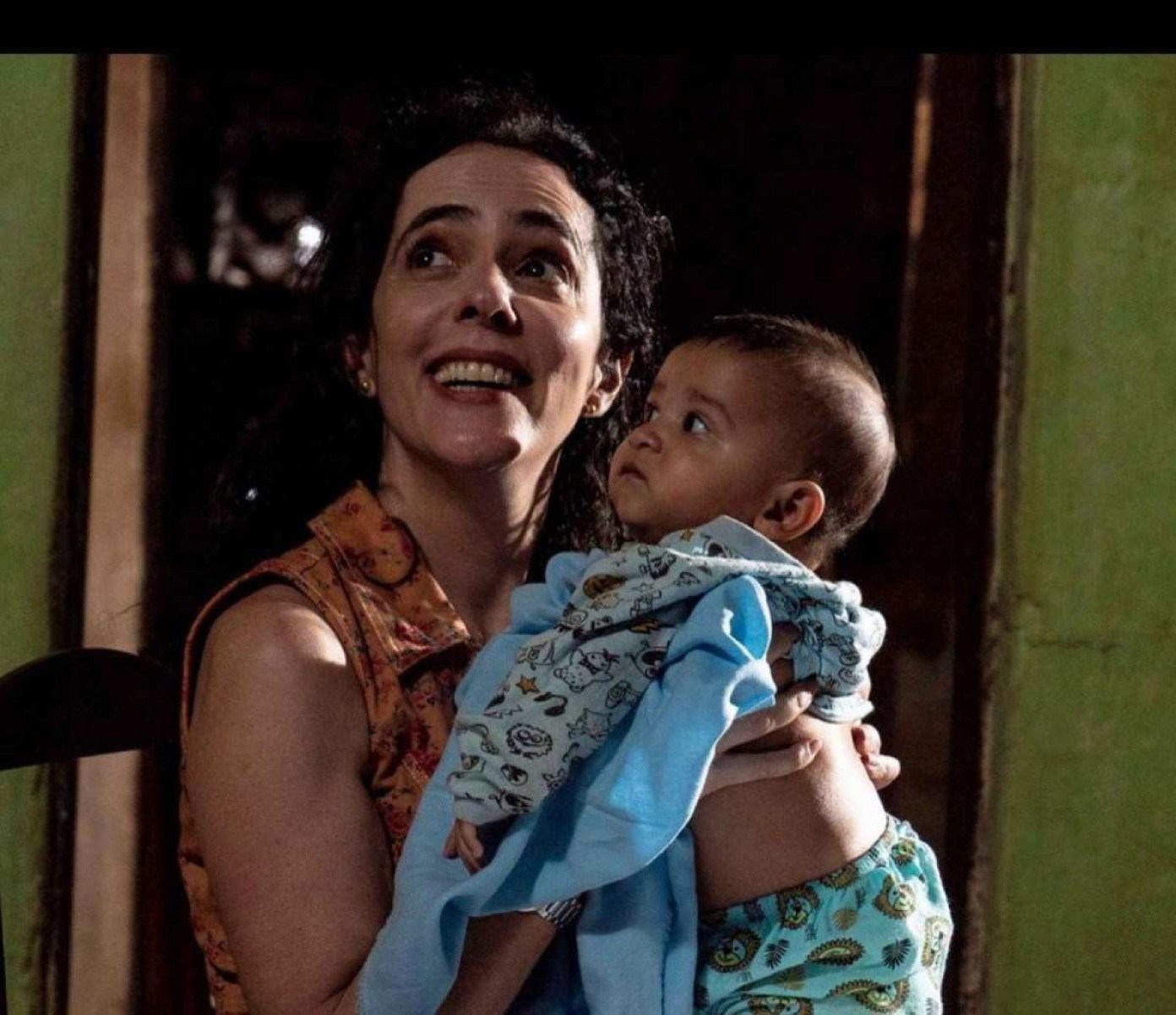 Silvia Buarque segura bebê em cena do filme Mais pesado é o céu