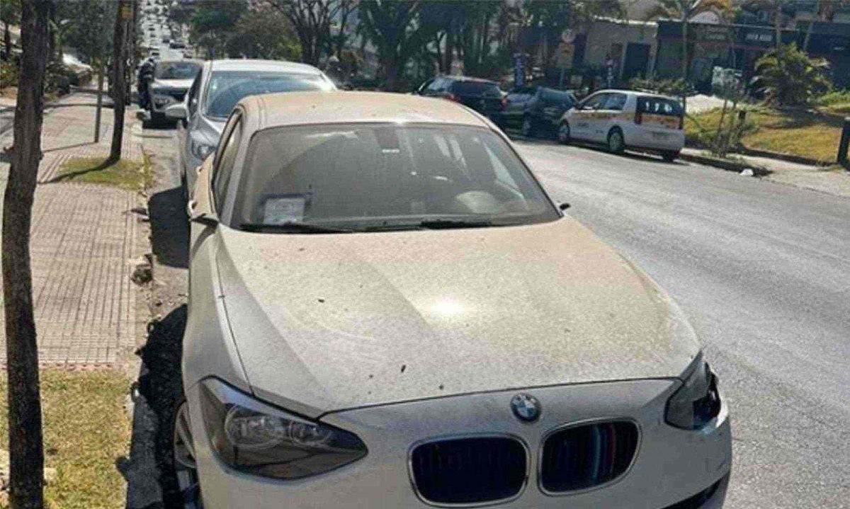 BMW fica abandonada por quase duas semanas em avenida do bairro Castelo -  (crédito: Reprodução/Redes sociais)