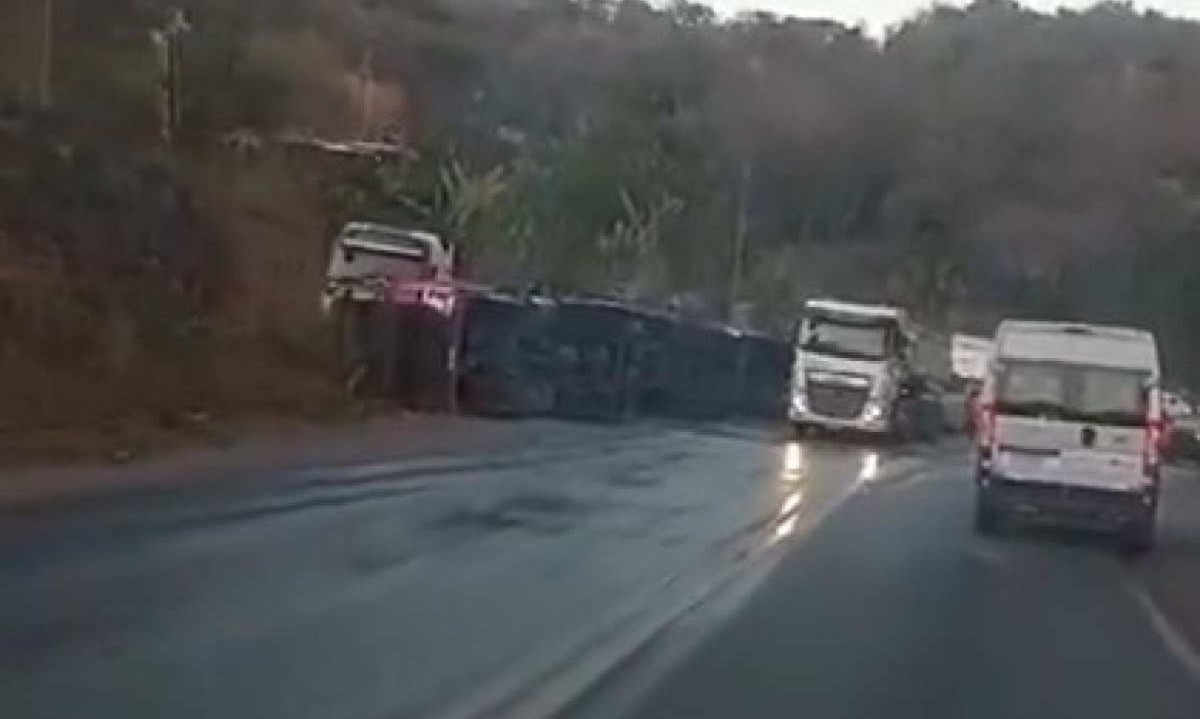 Carreta tombou e espalhou óleo na pista da BR-381, em Sabará -  (crédito: Redes Sociais)