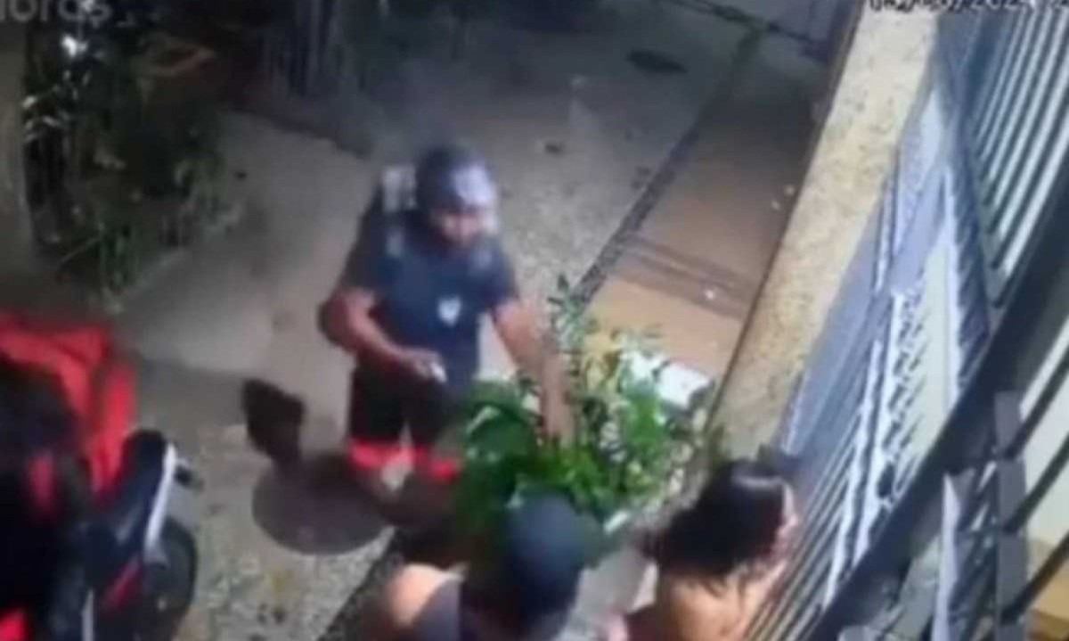 Assaltante se passa por entregador para cometer crimes contra pedestres no Rio de Janeiro -  (crédito: Reprodução/Câmera de segurança)