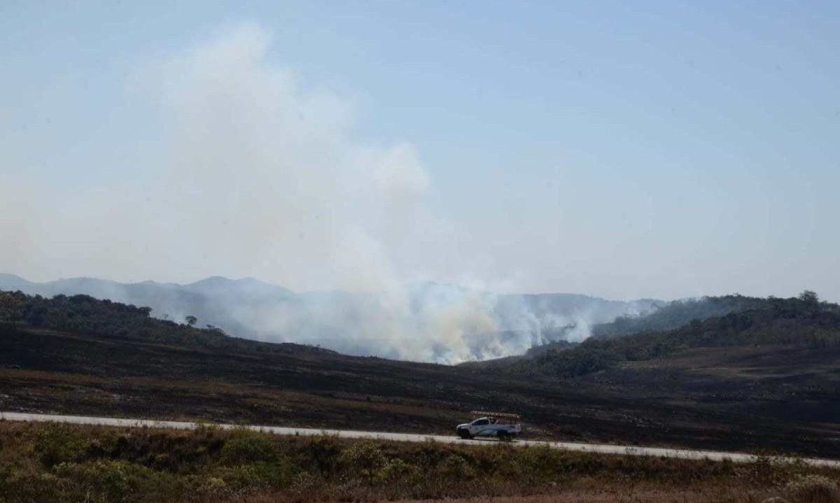 Militares atuam no combate ao fogo no Parque Nacional da Serra do Cipó desde o domingo (18/8) -  (crédito: Túlio Santos/EM/D.A Press)