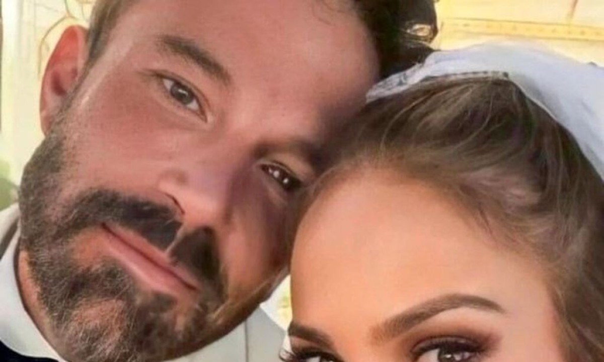 Ben Affleck e Jennifer Lopez, no casamento, em 2022 -  (crédito: Reprodução/Redes sociais)