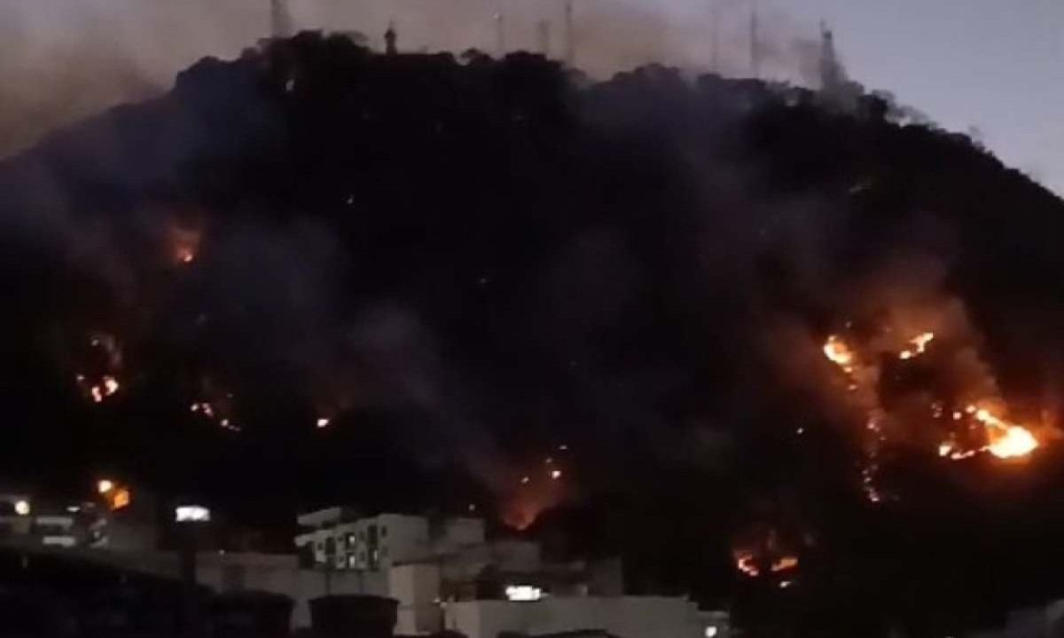 Casas na parte baixa do morro são as que correm mais risco, segundo bombeiros -  (crédito: Redes sociais/Reprodução)