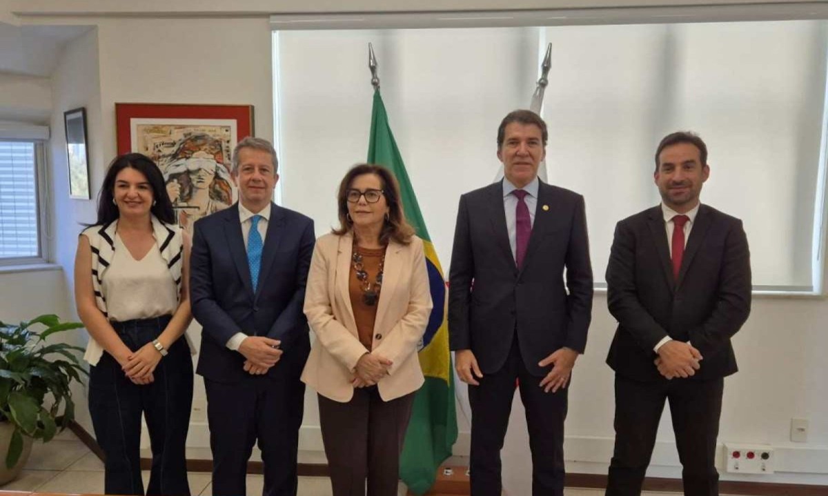  Assinatura de contrato que visa fortalecer a cooperação, conservação e recuperação do meio ambiente natural, cultural e urbanístico -  (crédito: Jair Amaral/EM/D.A Press)