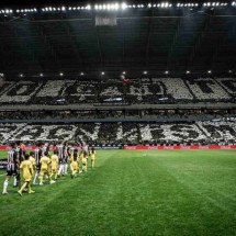 Mosaico da torcida do Atlético em manifestação contra o racismo -  (crédito: Foto: Pedro Souza/Atlético)